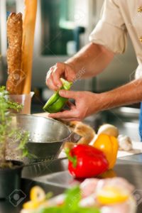 10427689-gros-plan-d-un-chef-cuisinier-dans-un-restaurant-de-cuisine-commerciale-de-travail-il-est-la-pr-para-banque-dimages